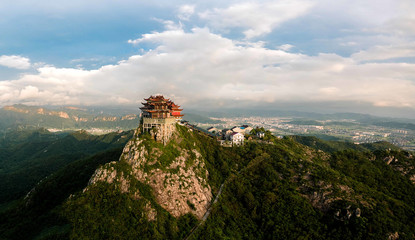 浙江臺(tái)州溫嶺市的樓旗尖,是當(dāng)?shù)氐貥?biāo)性建筑,被稱為小布達(dá)拉宮。當(dāng)天爬到山頂,無(wú)人機(jī)頻頻被鷹騷擾,差點(diǎn)被叼走,還好有驚無(wú)險(xiǎn),可惜還是錯(cuò)過了最美的朝霞。
